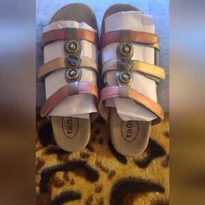 Taos Footwear Womens Metallic Multi-Color Strappy Sandals